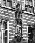 842238 Afbeelding van het beeld van 'Christus Salvator Mundi' onder een baldakijn aan de topgevel van het provinciehuis ...